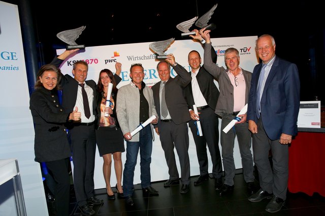 Tirols Siegerfoto (v. l.): Landesrätin Patrizia Zoller-Frischauf, Kleinbetriebe-Sieger Friedrich und Gabriele Pohl, Big-Player-Champion Hannes Winkler und Ronald Hulsebosch, Publikumssieger Stephan Wimösterer und der Gewinner im Goldenen Mittelbau, Stefan Moser sowie Wirtschaftskammer-Vizepräsident Oswald Mayr.