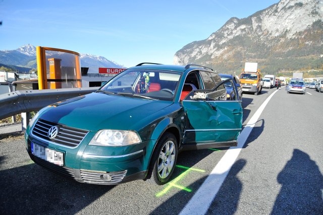 Gefährlich: Offene Fahrzeugtüren auf der Autobahn können schlimme Folgen haben!