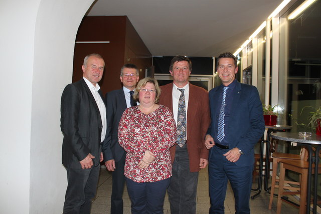Neuer Gemeindeparteivorstand (von re.): Landtagsabgeordneter Kurt Hackl mit dem neuen Gemeindeparteiobmann Franz Treipl, den Stellvertretern Sonja Trost und Josef Hager und Bürgermeister Wolfgang Gössinger.