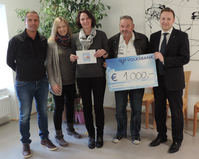 Spendenübergabe: Harald Mitterhofer (Veranstalter), Magdalena Rabengruber, Ursula Rothauer-Stadler (RIKI), Josef Obermayer (Riada Dach), Andreas Greifeneder (Volksbank Ried).
