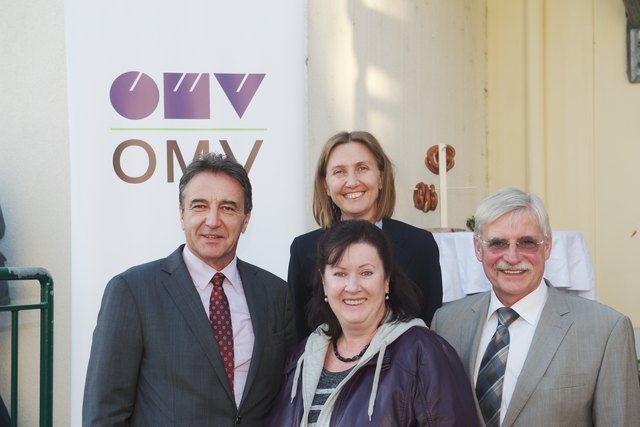 OMV Pensionistenvereins-Treffen (vlnr): Gerhard Roiss (CEO OMV), Kaat Van Hecke (Geschäftsführerin OMV Austria), Maria Illy (Vorsitzende OMV Pensionistenverein Öl und Gas im Weinviertel), Hermann Gindl (Bürgermeister Hohenruppersdorf)