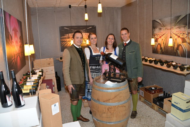 Matthias König mit Freundin Anna Fast (links) und Hannes Mossauer mit Freundin Monika Kleemaier (rechts). Foto: Pfister