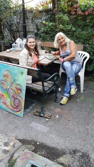 Maturantin Julia Teuschler bei der Planung mit Künstlerin Gertrud Miko