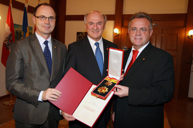Ehrung im Seehof Rust: LHStv. Franz Steindl, LH Erwin Pröll und LH Hans Niessl
