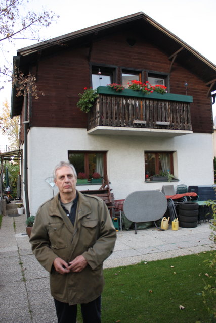 Albert Hoyer vor seinem Haus in der Kaisermühlenstraße: "Seit etwa einem Jahr bebt es hier alle paar Minuten."