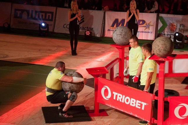 215 Kilogramm wiegt die Kugel, die auf das 1,30 Meter hohe Podest gewuchtet werden soll. | Foto: Tõnis Bramanis