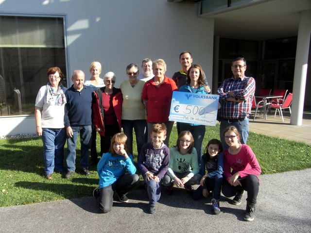 rechts Alfred Slamanig, mit dem Scheck in der Hand Michaela Slamanig und Alfred Slamanig jun. Für die Kinderfreunde, 3. Von links Kassierin Frau Schäfer