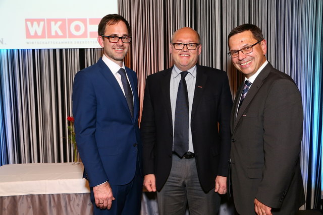 Die Wirtschaftskammer-Bezirksobmänner Michael Pecherstorfer und Laurenz Pöttinger mit Geschäftsstellenleiter Hans Moser (v. l.). | Foto: Maringer