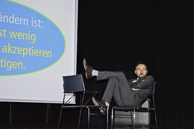 Gregor Loser demonstriert, wie man beim Bewerbungsgespräch nicht ​sitzen sollte. | Foto: Tina Widmann