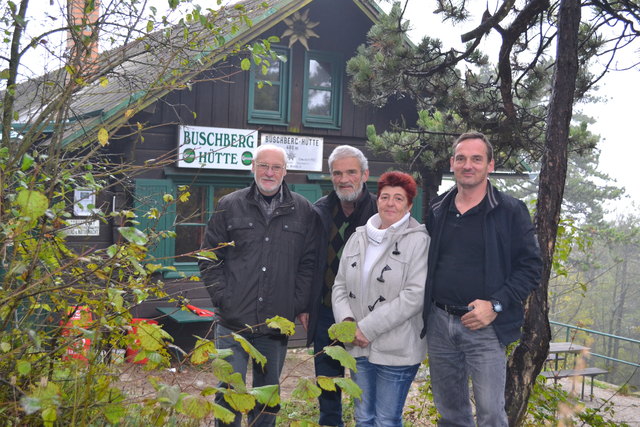 Wollen Kinder für die Natur begeistern: Alpenvereins-Obmann Heinz Eberlein und Hüttenwart Fritz Liebhart sowie die neuen Pächter Angela und Ingo Steinfest.