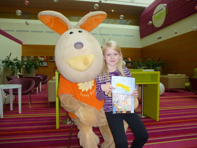 "Sunny Bunny" freut sich mit der Gewinnerin Magdalena