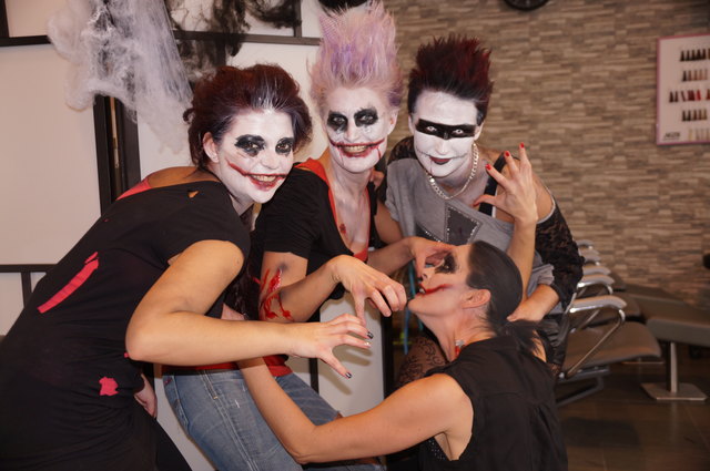 Im Geschäft von Figaro Franz Richtar in der Aqua Nova ging es zu Halloween gespenstisch, jedoch auch ziemlich lustig zu. Monique, Corinna, Sarah und Claudia bewiesen ihr Schminktalent. Mehr gruselige Fotos sehen Sie auf www.meinbezirk.at oder auf der Facebook-Seite der Bezirksblätter.