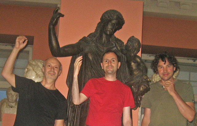 Christian Kayed, Michael Schick und Peter Haag unter der Göttin Eirene, die den Gott Plutos trägt