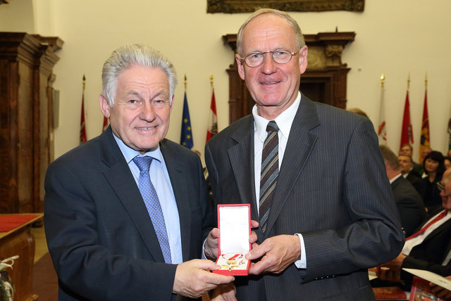 Werner Parzer (r.) wurde von Landeshauptmann Josef Pühringer mit dem Goldenen Verdienstzeichen der Republik geehrt.