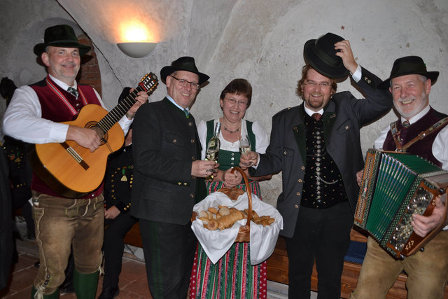 Hans-Werner Prein, Gerti Herk (Bäckerei Gruber), Dechant Mas Tödtling und die "Eini Ausi Bradlmusi". | Foto: Weeber