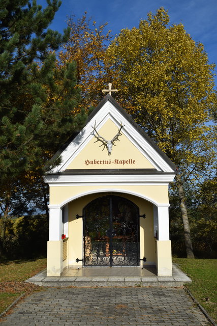 Die Hubertuskapelle in Neuberg an der Straße Richtung Oberdorf erstrahlt im wunderschönen Spätherbstlicht.