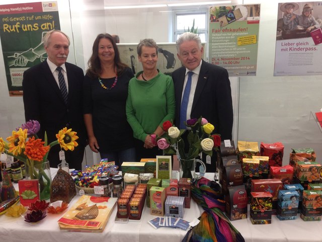 Bezirkshauptmann Josef Gruber, Hannelore Thannesberger und Herta Wachter vom Weltladen Wels, Landeshauptmann Josef Pühringer