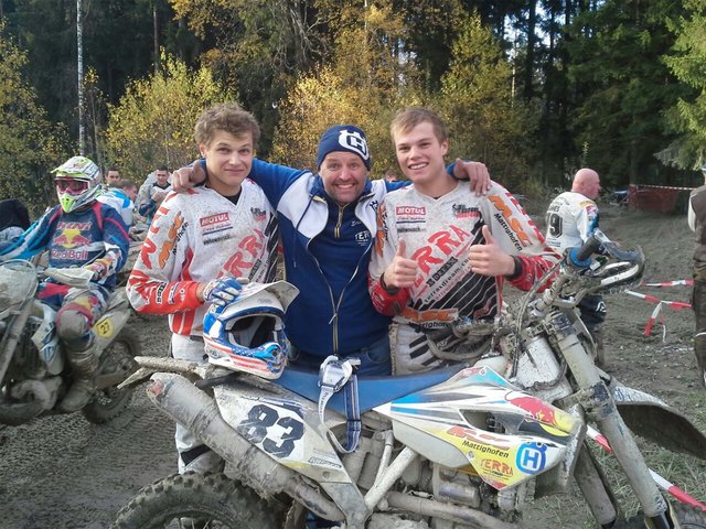 Die Benzinbrüder Philipp (l.) und Florian Reichinger mit Teamchef Joe Lechner (m.).