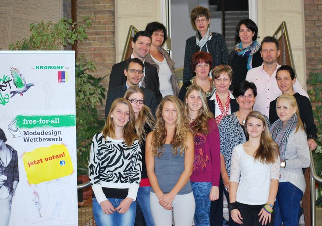Finalisten mit ihren Lehrern, Sponsoren und Partnern des "Street Style" Wettbewerbes