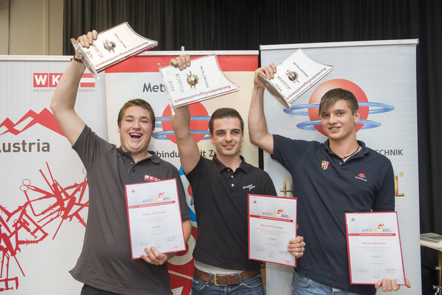 Manuel Pressslaber (Mitte) gewann den Bundeslehrlingswettbewerb für Metalltechniker 2014.