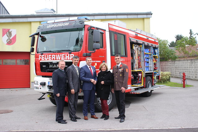 Die Festgäste bei der Segnung des neuen Feuerwehrautos.