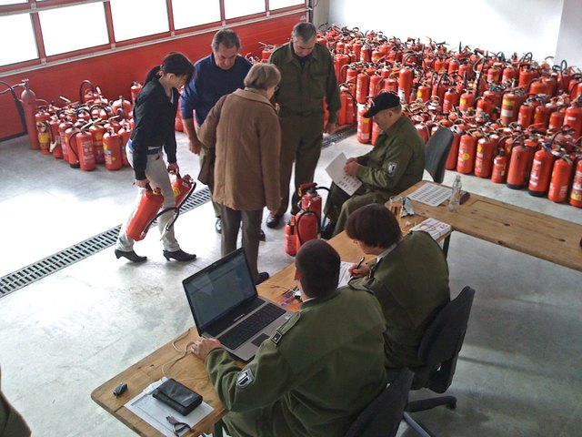 Feuerlöscher müssen in regelmäßigen Abständen überprüft werden, um die Sicherheit im Ernstfall garantieren zu können.