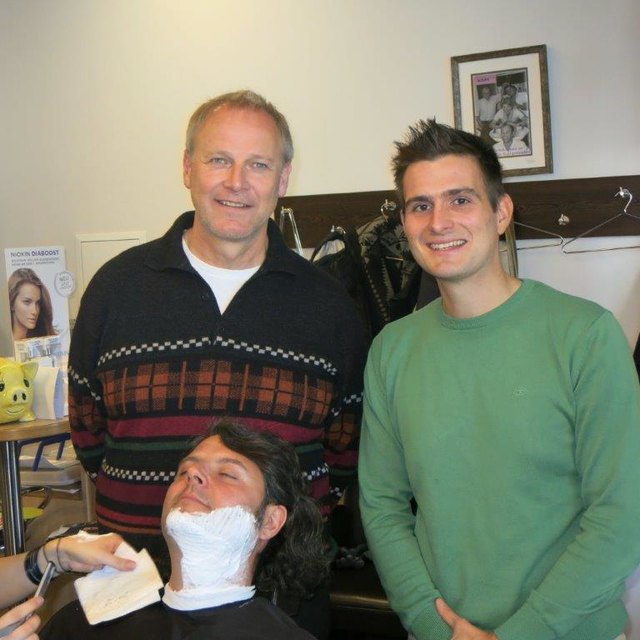 Obmann Stefan Leibetseder wird mit einer Rasur auf dem "Movember" vorbereitet. Heinz Pfeifer (l.) und Thomas Goller gehören ebenfalls zum "Menergie-Team".
