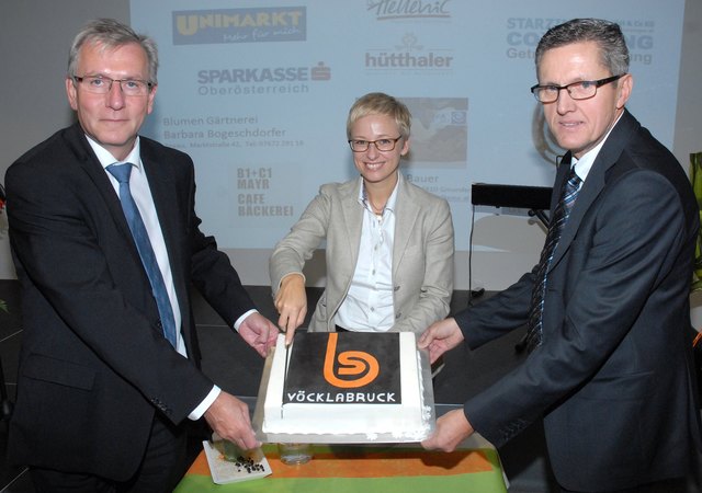 Landesrätin Doris Hummer, Landesschulratspräsident Enzenhofer (l.) und Direktor Schmid beim Anschneiden der Torte.