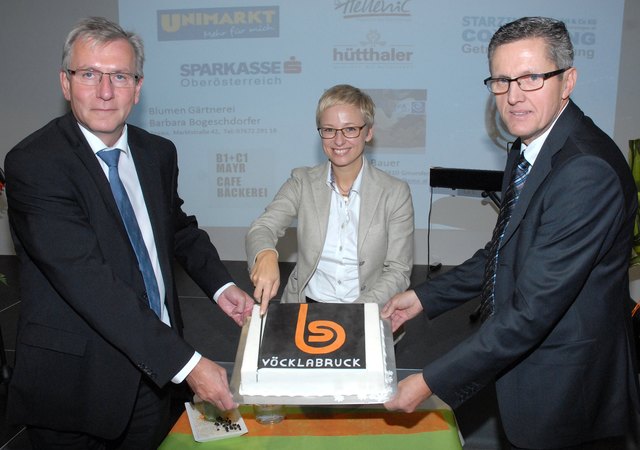 Landesrätin Doris Hummer, Landesschulratspräsident  Enzenhofer (l.) und Direktor Schmid beim Anschneiden der Torte.