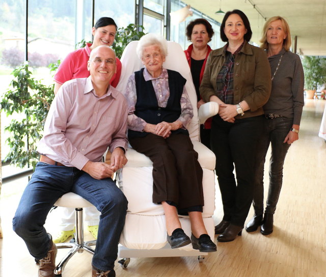 Heimleiter Toni Pircher, Heimbewohnerin Maria Zangerl, Bez.-Leiterin Barbara Trenkwalder, Edith Lami, Pflegerin Claudia Wiestner und Ortsleiterin Hildegard Fritz.