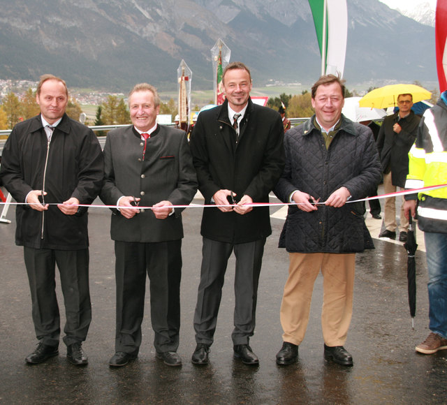 LHStv. Josef Geisler, Bgm. Hubert Kirchmair, Christian Molzer (Vorstand der Abteilung Verkehr und Straße) und Franz Fröschl eröffneten die neue Straße.