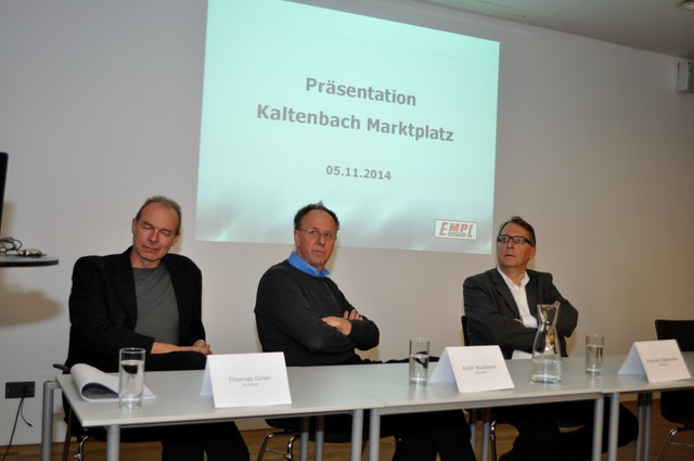 Im Bild von links nach rechts: Arch DI Giner Thomas, Arch DI Erich Wucherer und der Projektkoordinator der Fa RedServe Thomas Oberhofer bei der Präsentation des Projektes Kaltenbach - Marktplatz