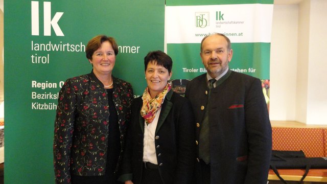 Landesbäuerin Resi Schiffmann (li.) und Bezirkskammerobmann Josef Heim (re.) gratulierten Helga Brunschmid zur Wiederwahl.