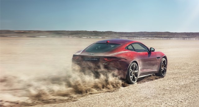 Richard Noble, zwischen 1983 und 1997 Halter des Geschwindigkeitsrekords, saß am Steuer des Jaguar F-Type R mit Allradantrieb.