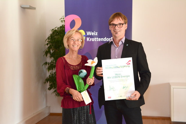 Sie tragen ihn symbolisch für die Stadt Weiz: Barbara Kulmer und Erwin Eggenreich mit dem Österreichischen Klimaschutzpreis.