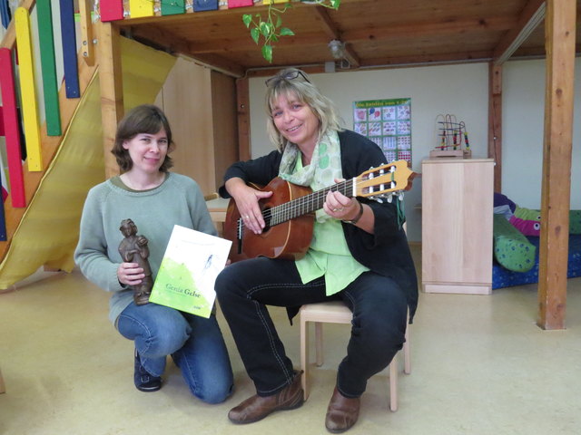 Kinderbuchpreisträgerin Heidi Trpak und Andrea Pisecky, Leiterin Kindergarten und Hort Gartenstadt der St. Nikolausstiftung.