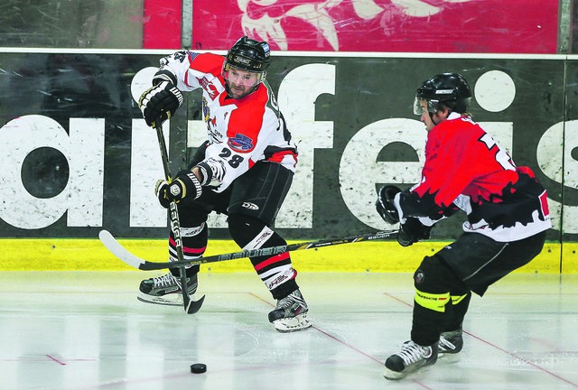 „EVZ-Heimkehrer“ Markus Höller (links) erzielte aus einem Break in Unterzahl den Treffer zum 7:4 gegen die Bulls aus Weiz.