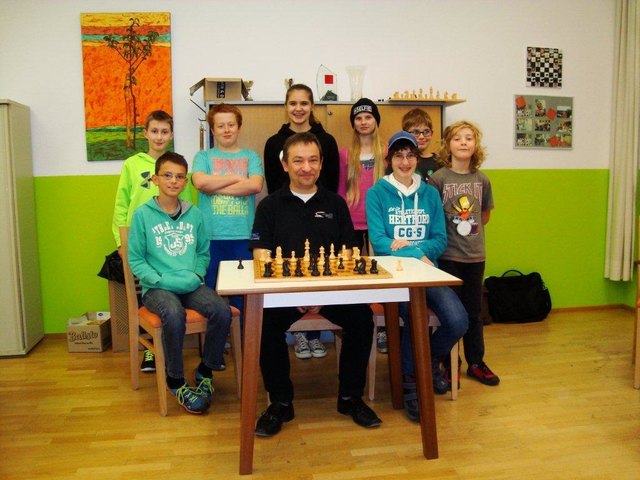 Geballte Schachintelligenz auf engstem Raum: die Milser Jungtalente rund um Kadertrainer GM Phlipp Schlosser.