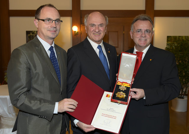 Höchstes Ehrenzeichen des Burgenlandes für Landeshauptmann Dr. Erwin Pröll, im Bild mit Landeshauptmann-Stellvertreter Mag. Franz Steindl (l.) und Landeshauptmann Hans Niessl (r.) | Foto: NLK Burchhart