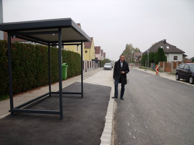 Bürgermeister Deltl an der neu renovierten Straße.