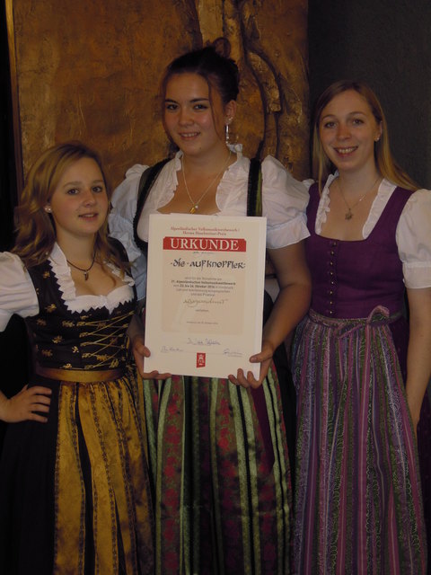 Lisa Lotteritsch und Sandra Haberl mit ihrer Musiklehrerin Michaela Warmuth
