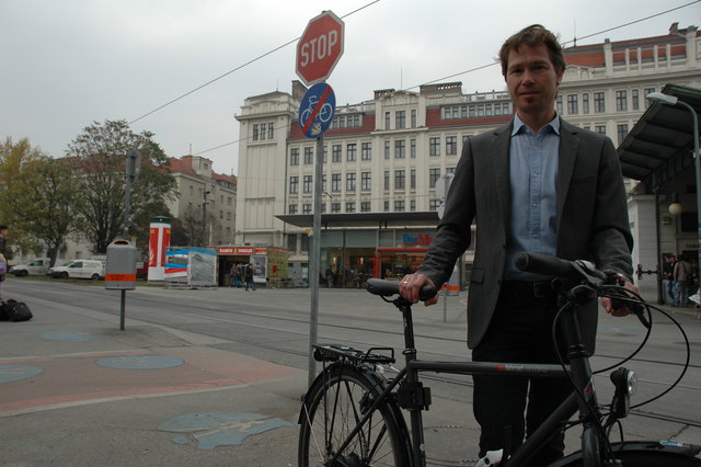 "Bis jetzt müssen die Radler hier höllisch aufpassen, dass keine Tram kommt". Christian Gratzer freut sich auf den umgebauten Radweg