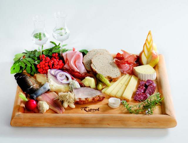 Speck, Wurst, Käse, dazu selbstgemachtes Brot und frisches Obst – zur Marend gehören traditionelle heimische Spezialitäten.