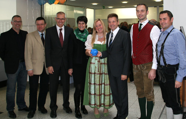 Beim Weltspartag in der Volksbank Ried: Michael Großbötzl, Josef Wimmer, Thomas Brückl, Barbara Koller, Direktorin Karin Wallerstorfer, Bürgermeister Albert Ortig, Alois Seiringer, Anton Oberndorfer .