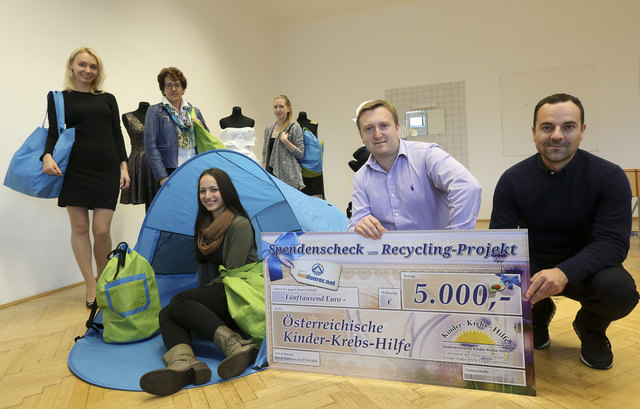 Natalia Salletmeier (Outdoorer), Angela Reiter (Österreichische Kinder-Krebs-Hilfe), Gerald Salletmeier (Geschäftsführer Outdoorer), Michael Sellinger (Fachvorstand Modeschule Hallein) und zwei Schülerinnen des 4. Jahrgangs bei der Scheckübergabe.