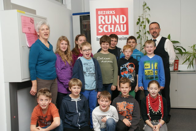 Die vierte Klasse mit Lehrerin Maria Niklas und Geschäftsstellenleiter Christian Doms (v. li.): Tobias, Tatjana, Erich, Julia, Benedikt, Lorenz, Martin, Elias, Paul, Lukas, Fabian, Michael, Lea.