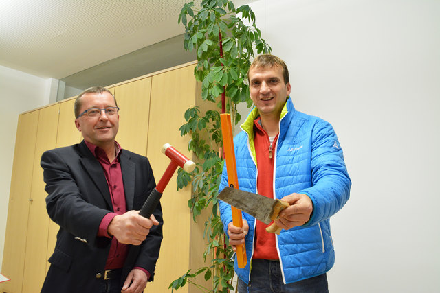 Franz Lüftenegger (WKS-Bezirkstellenleiter Lungau) und Robert Egger (Hausmeister im Haus für Wirtschaft, Arbeit und Bildung).