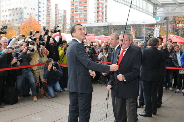 Enormer Medienandrang bei der Eröffnung des neuen Salzburger Hauptbahnhofes
