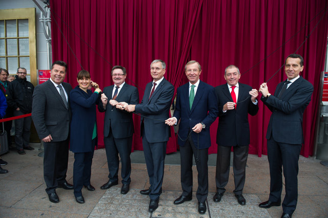 Landesrat Hans Mayr, Landesrätin Martina Berthold, Staatssekretär Gerhard Eck, Bundesminister Alois Stöger, Landeshauptmann Wildfried Haslauer, Bürgermeister Heinz Schaden und ÖBB-Vorstandsvorsitzender Christian Kern – der neue Salzburger Hauptbahnhof ist offiziell eröffnet | Foto: ÖBB/Zenger