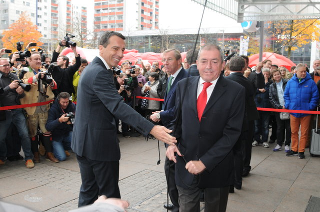 Enormer Medienandrang bei der Eröffnung des neuen Salzburger Hauptbahnhofes